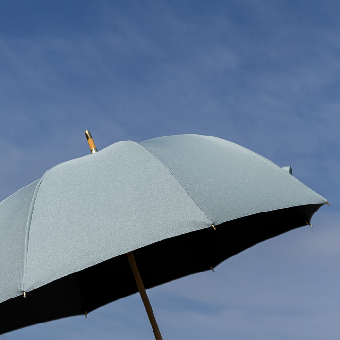 “日傘で楽しむ快適なレジャー”